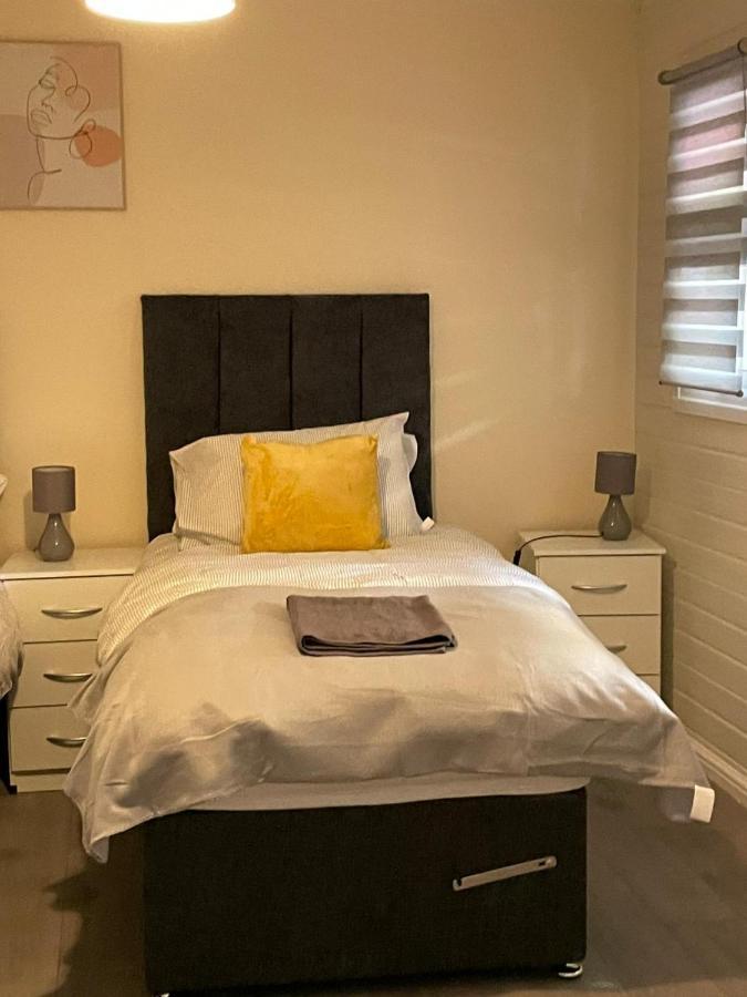 Large, Spacious 3 Bedroom Sleeps 6, Apartment For Contractors And Holidays In Lewisham, Greater London - 1 Free Parking Space & Free Wifi Zewnętrze zdjęcie